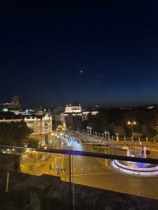  Vista nocturna espectacular de la Fuente de Cibeles y el Palacio de Cibeles desde la terraza Azotea.